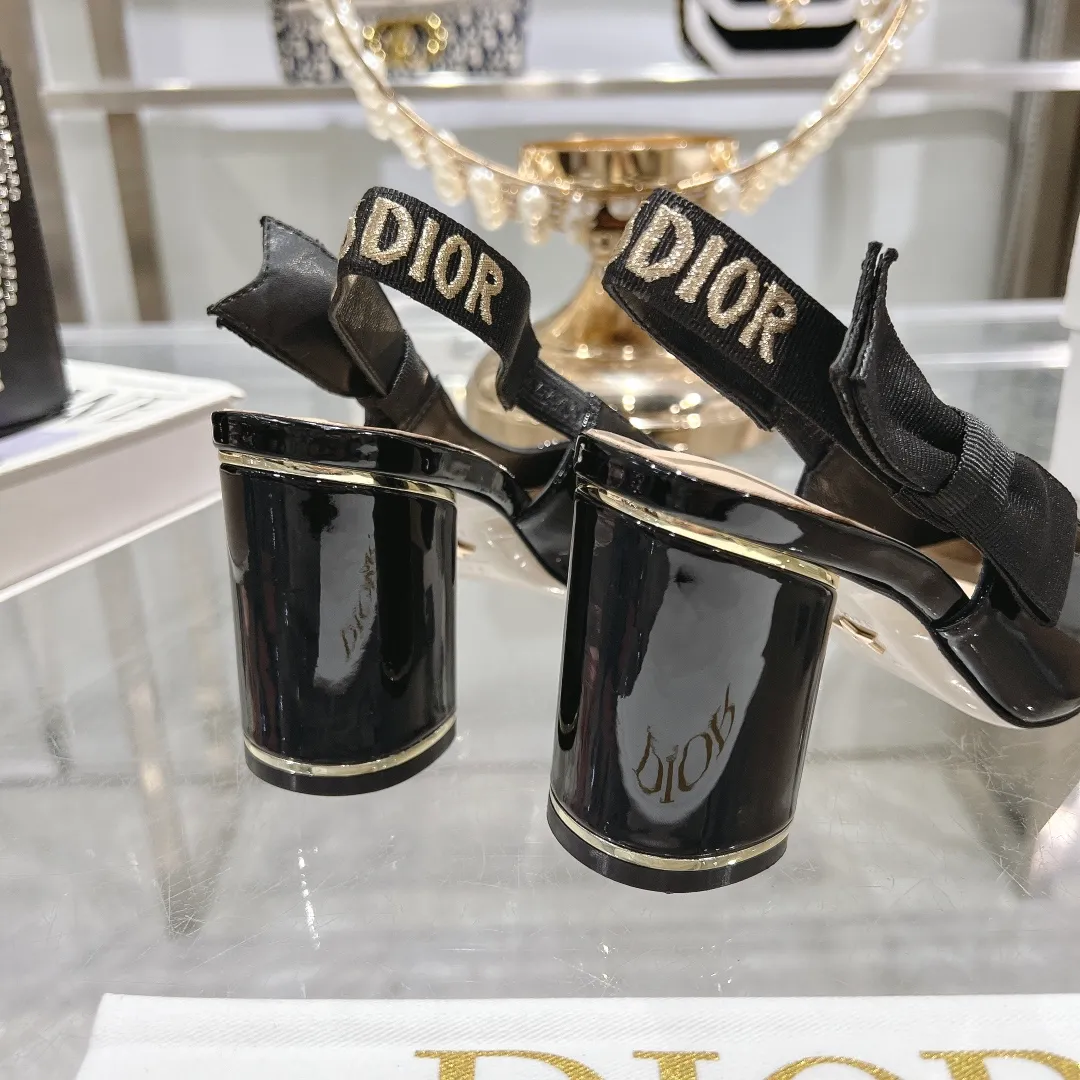 👟👟Ex-factory price 540👟👟Dior 2025 early spring new style Rhodes series women's sandals with special-shaped heel and empty back. Stars' same letter logo with electric embroidery process ➕Hardware buckle high-heeled women's shoes. The outside is decorated with butterflies 🦋knots for decoration, which makes the whole pair of shoes beautiful. 🌟Original development of top-end high-end version Material: imported patent leather upper, water-dyed sheepskin lining, foot pads + Italian leather outsole Heel height: 4cm 7.5cm Size: 35-41 standard code (40.41 customization is not returnable)